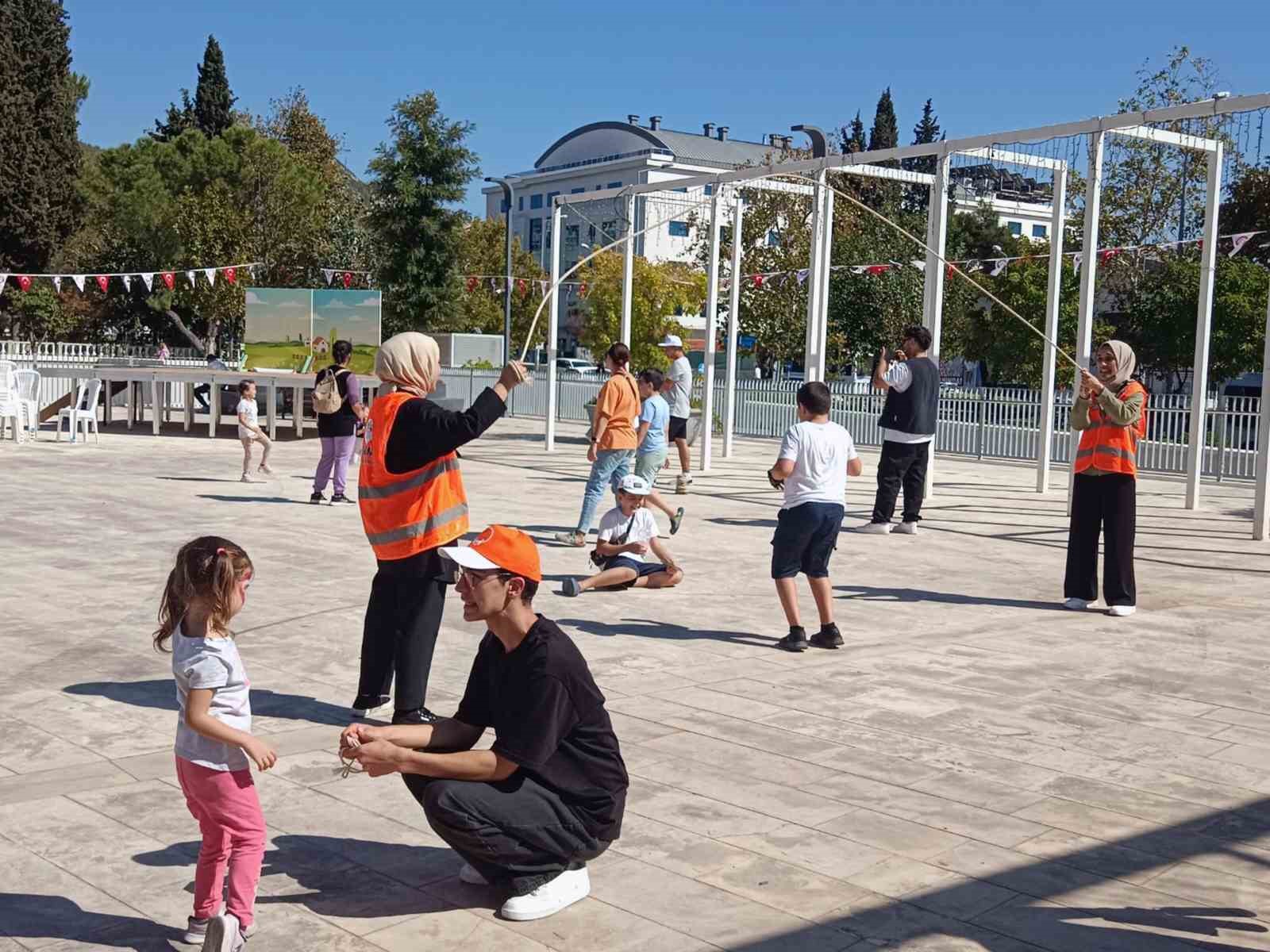 Şenlikte Metinbilim Enstitüsünden Otantik çocuk oyunları gösterisi