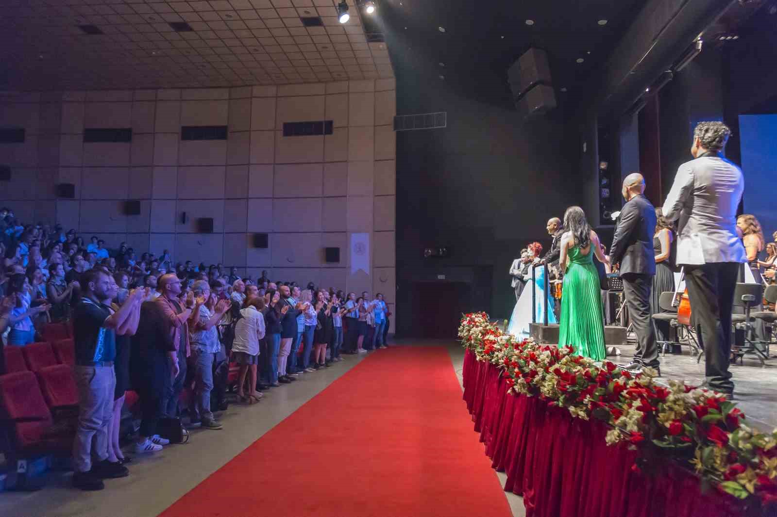 Yeni sanat sezonu "Gala Konser" ile başladı
