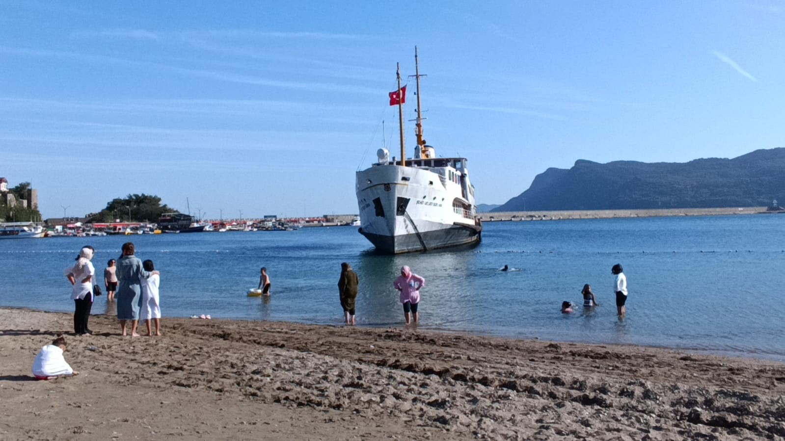 Plaja gelen yerli ve yabancı turistlere dev vapur sürprizi
