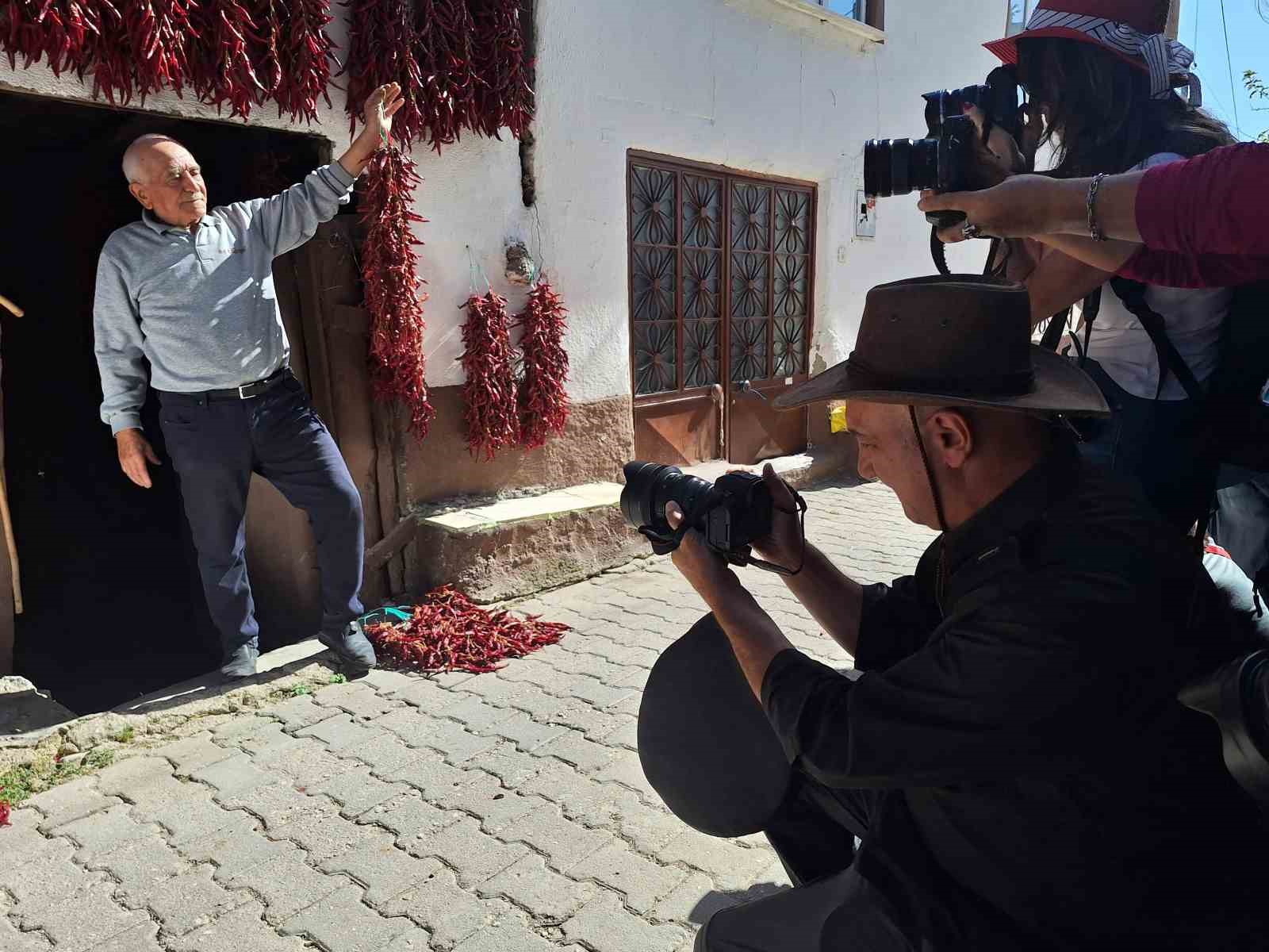 Fotoğraf tutkunları 160 yıldır aynı tohumdan üretilen ’Çukurören biberi’ni görüntülemek için Bilecik’e geldi
