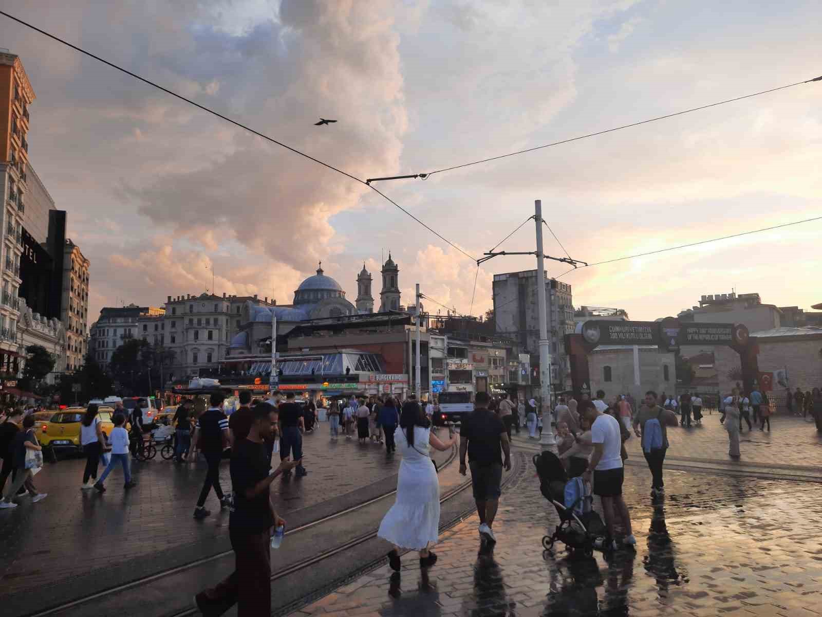 Taksim’de aniden bastıran yağmur vatandaşlara zor anlar yaşattı
