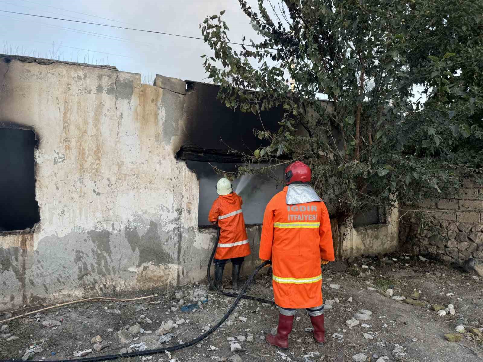 Iğdır’da metruk binada yangın