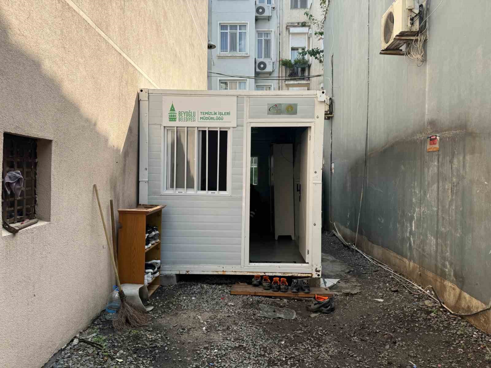 Beyoğlu Belediyesi, temizlik iş&ccedil;ilerinin dinlenme odasını yenileyerek &ccedil;alışma şartlarını iyileştirdi
