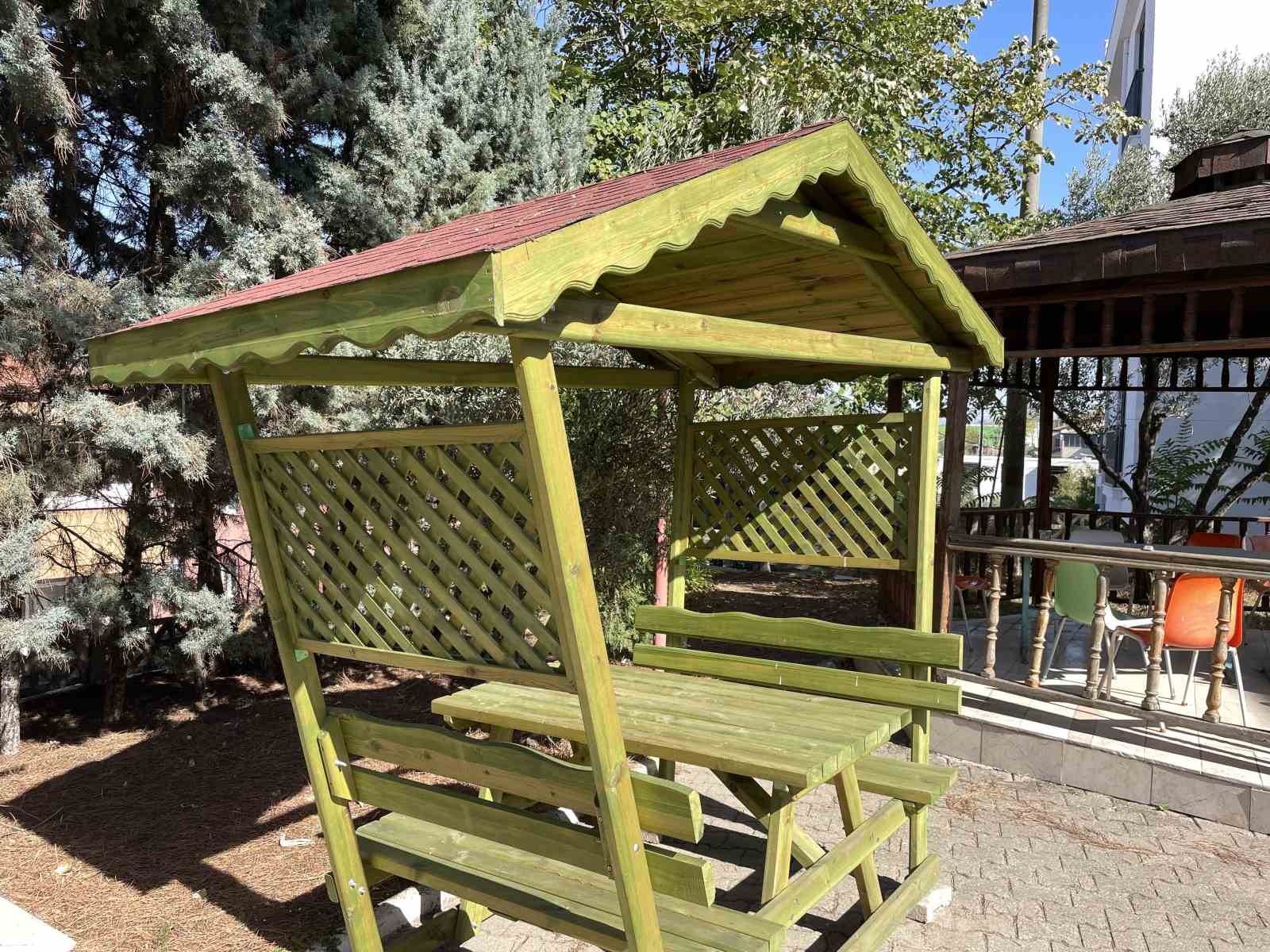 Osmaneli Belediyesi Ahşap At&ouml;lyesi&rsquo;nden okullara ve parklara destek
