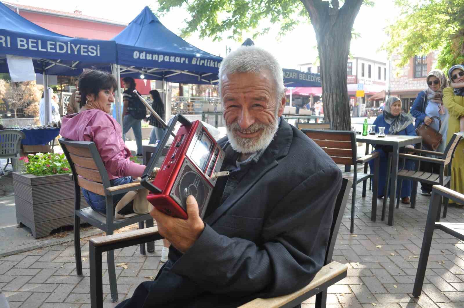 Hamallıktan kalan boş vaktini sokaklarda dans ederek kazanca d&ouml;n&uuml;şt&uuml;r&uuml;yor
