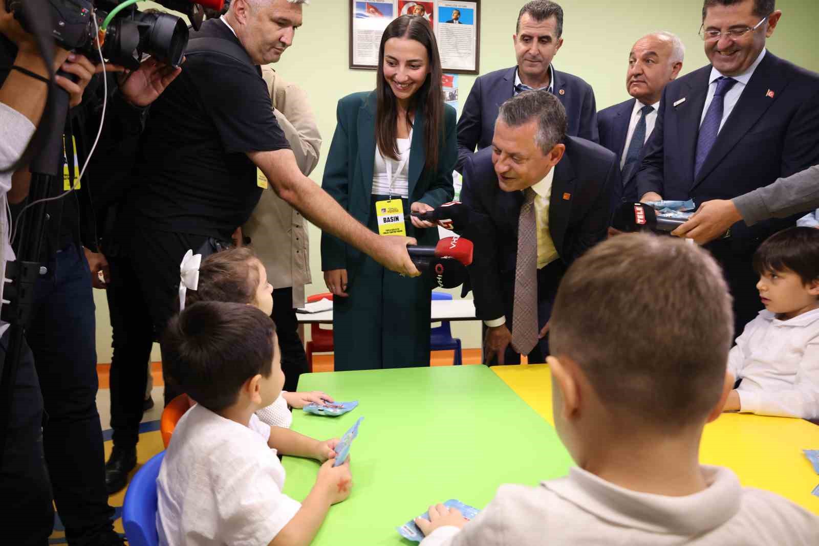 &Ouml;zg&uuml;r &Ouml;zel &ccedil;ocuklara fındık dağıttı
