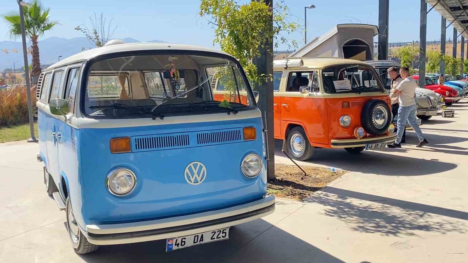 Depremden etkilenenlere moral i&ccedil;in klasik aracıyla bin 275 kilometre yol geldi
