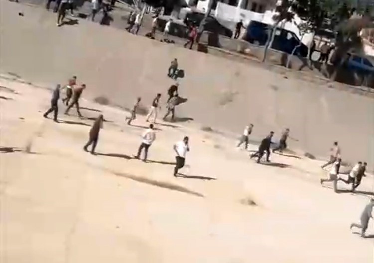 Firari h&uuml;k&uuml;ml&uuml;y&uuml; almak isteyen polise saldırı
