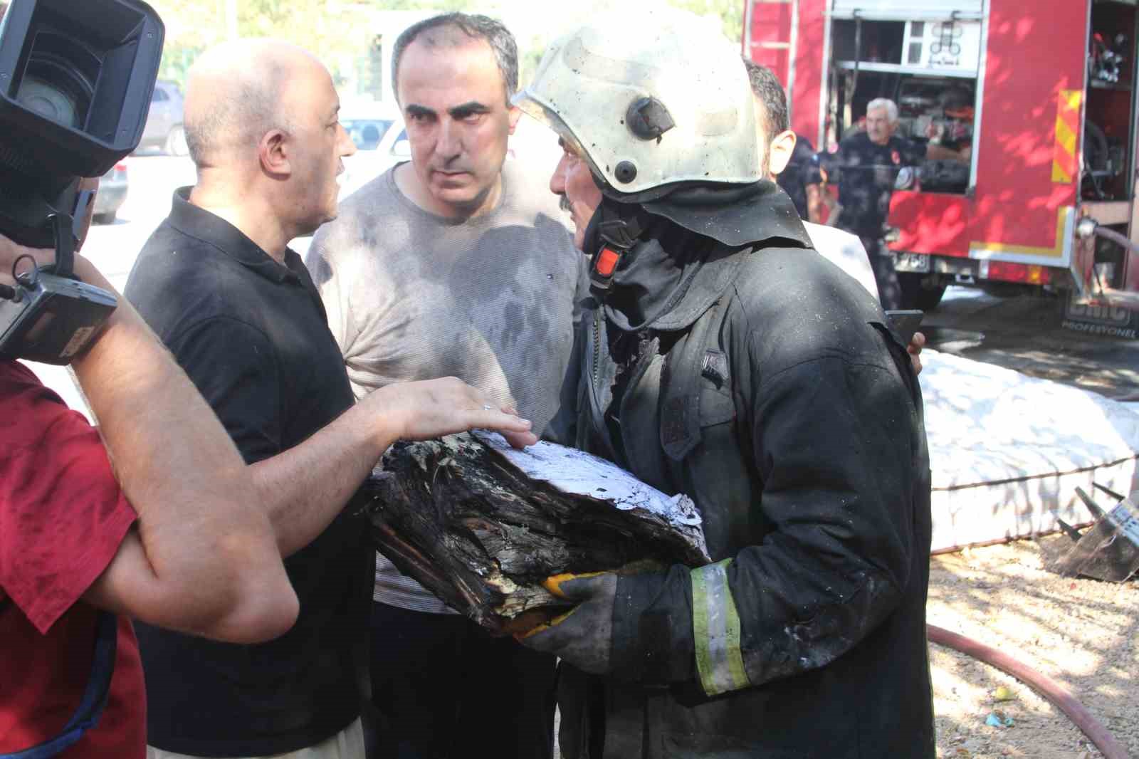 Antalya’da 2 katlı müstakil evin üst katı kül oldu