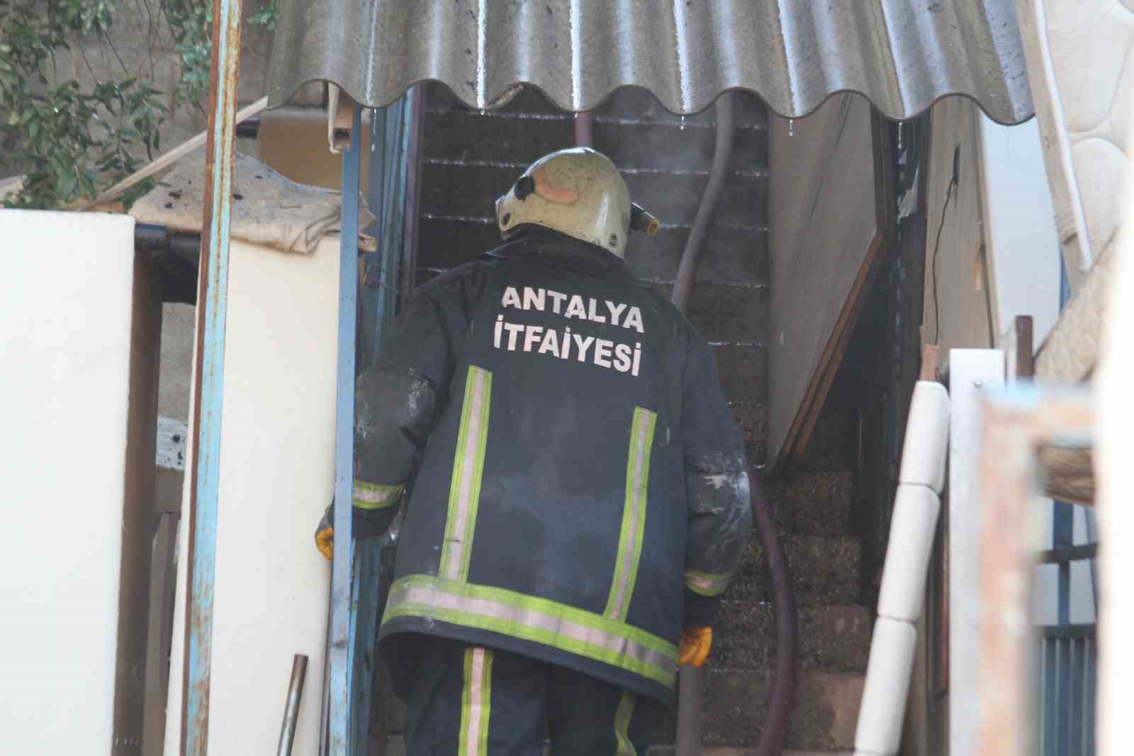 Antalya’da 2 katlı müstakil evin üst katı kül oldu
