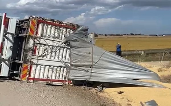 Gönen’de çeltik yüklü kamyon devrildi: Sürücü hastaneye kaldırıldı