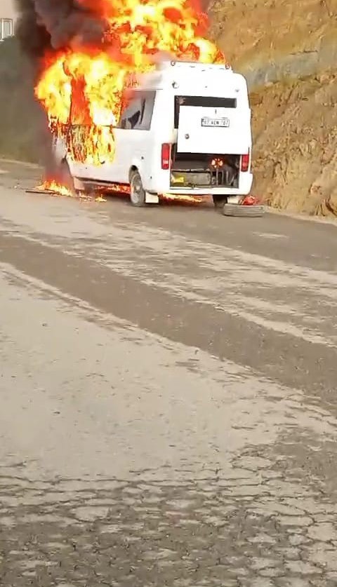 Karadeniz Ereğli’de işçi servisi dönüş yolunda alev alev yandı
