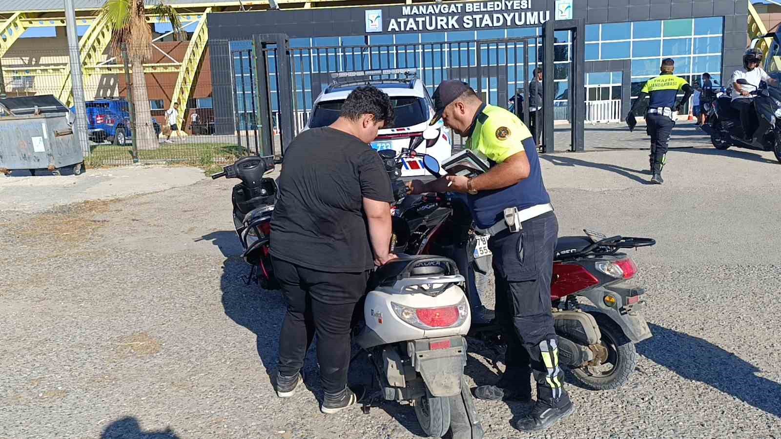 Motosikletlerin plakasını söküp drift pistine gittiler