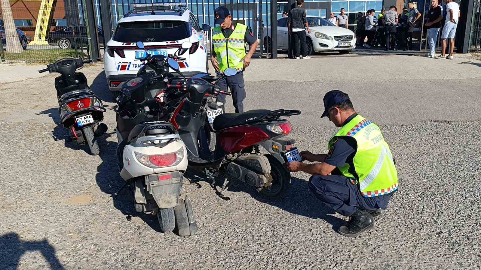 Motosikletlerin plakasını söküp drift pistine gittiler
