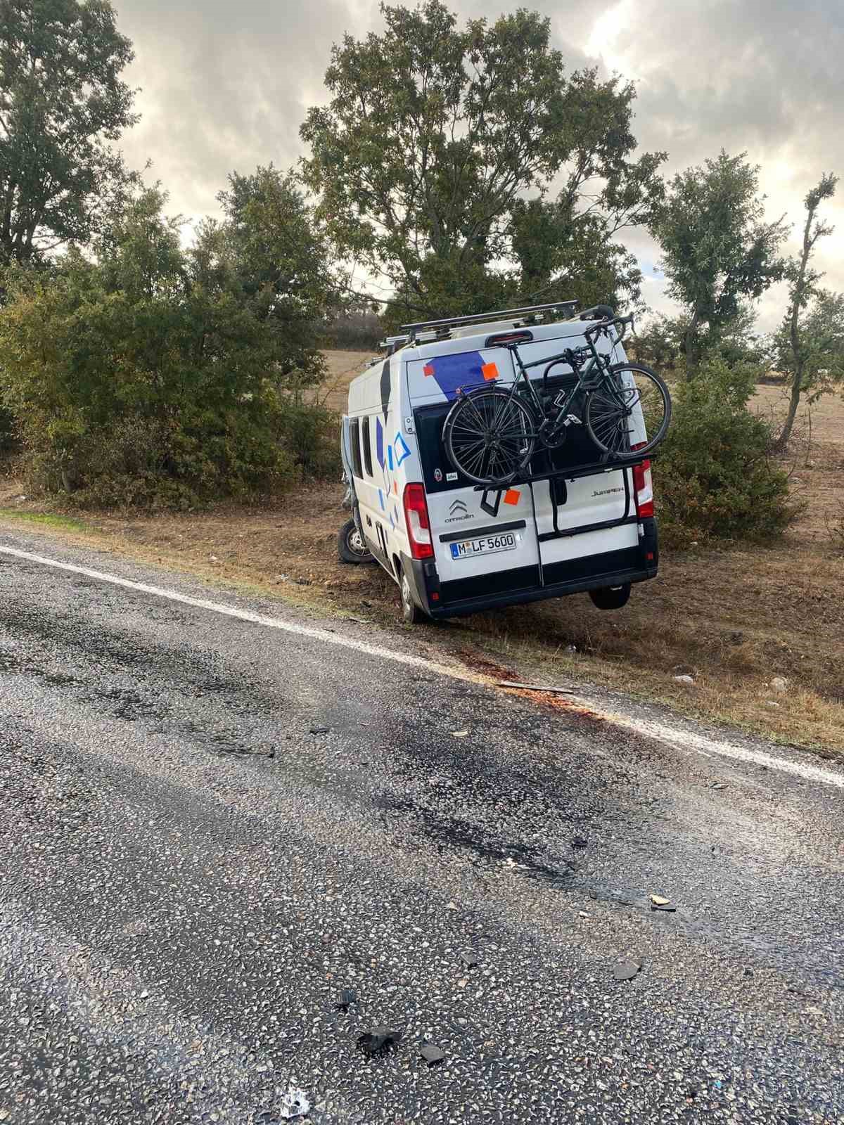 Balya&rsquo;da 2 minib&uuml;s&uuml;n karıştığı trafik kazasında; 8 yaralı
