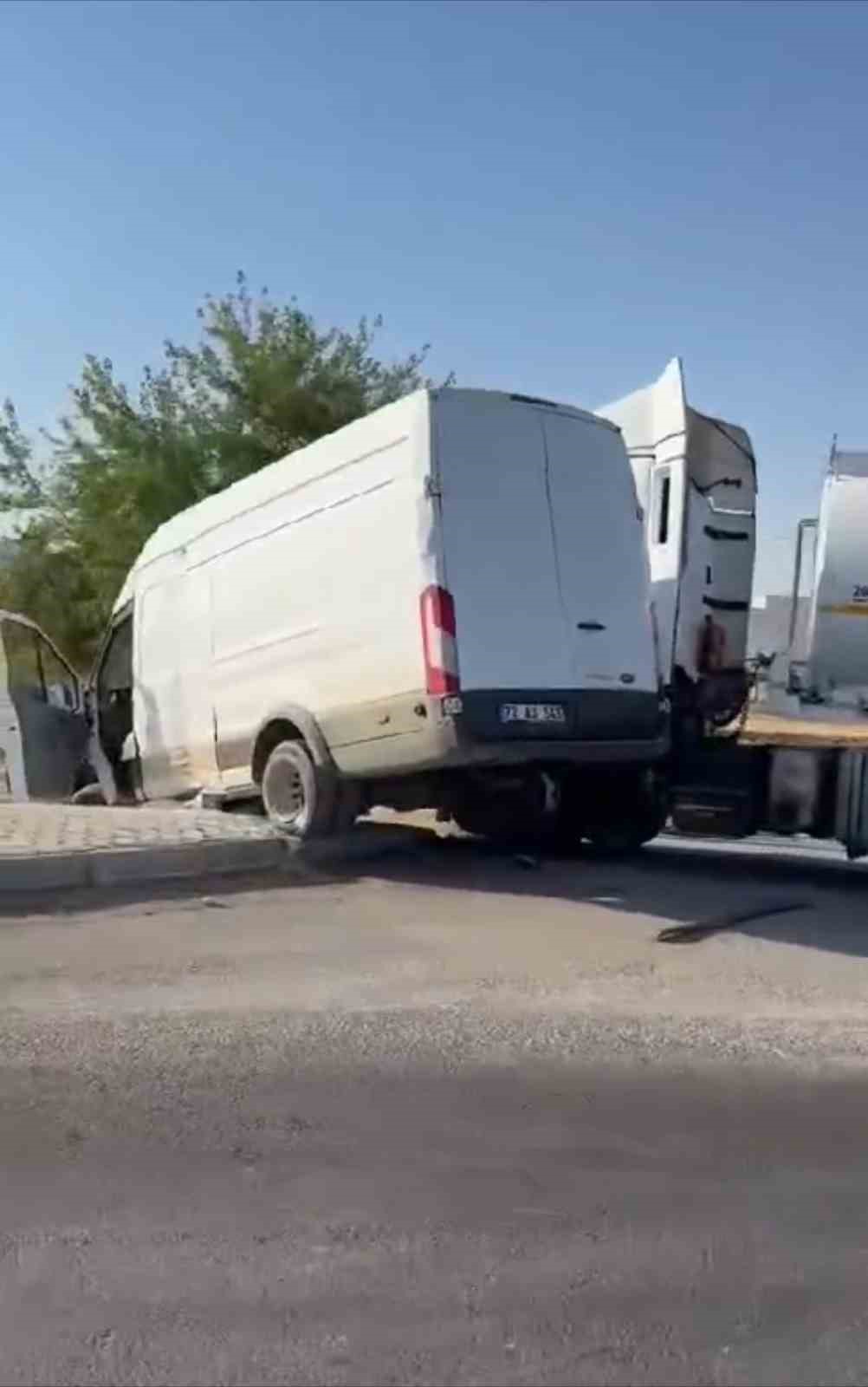 Mardin’de tır ile minibüs çarpıştı