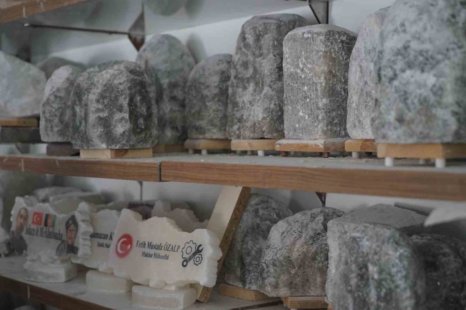 &Ccedil;ankırı&rsquo;nın şifa kaynağı kaya tuzundan &uuml;retilen lambalar evlerin havasını değiştiriyor 