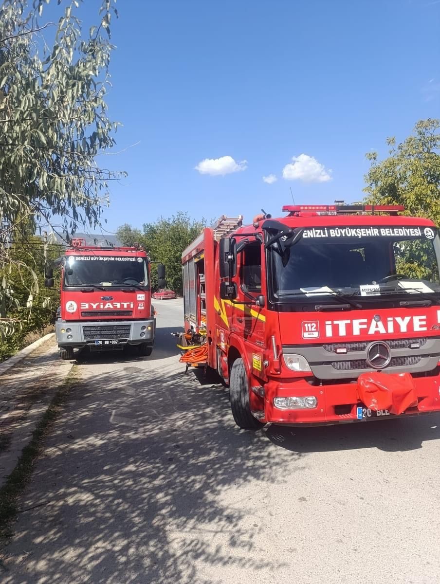 Kontrolden &ccedil;ıkan otomobil r&ouml;morka &ccedil;arpıp şarampole u&ccedil;tu; 2 yaralı
