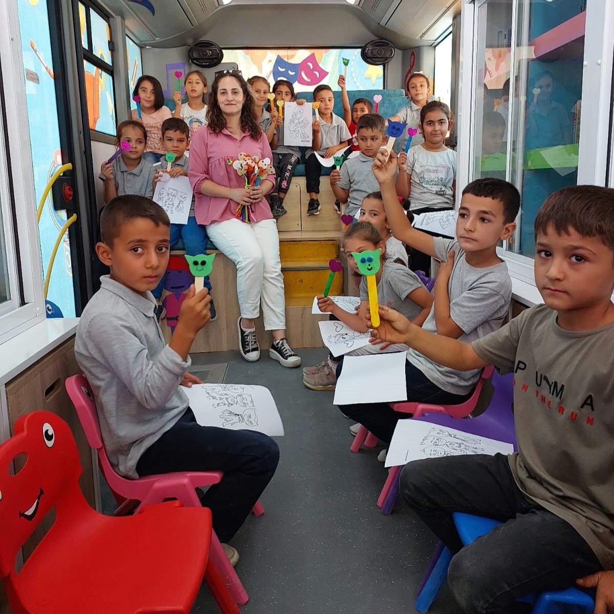 Mobil K&uuml;t&uuml;phane, yeni eğitim yılında &ouml;ğrencilerle buluştu
