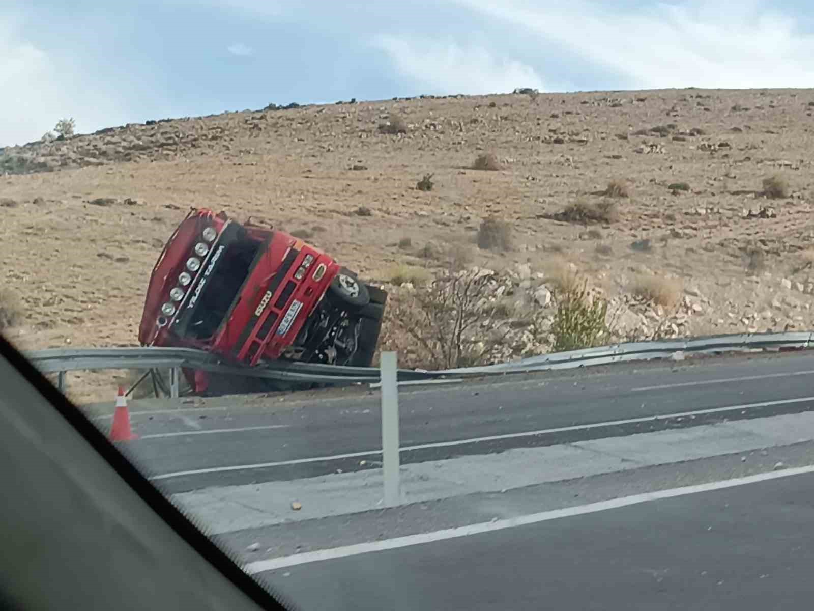 Afyonkarahisar’da büyükbaş hayvan yüklü kamyon, patates yüklü kamyonla çarpıştı: 1 ölü