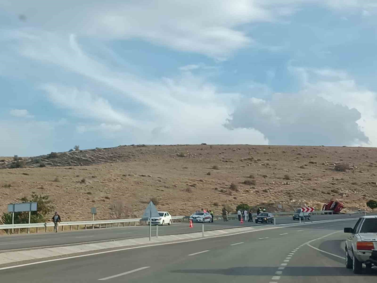 Afyonkarahisar’da büyükbaş hayvan yüklü kamyon, patates yüklü kamyonla çarpıştı: 1 ölü
