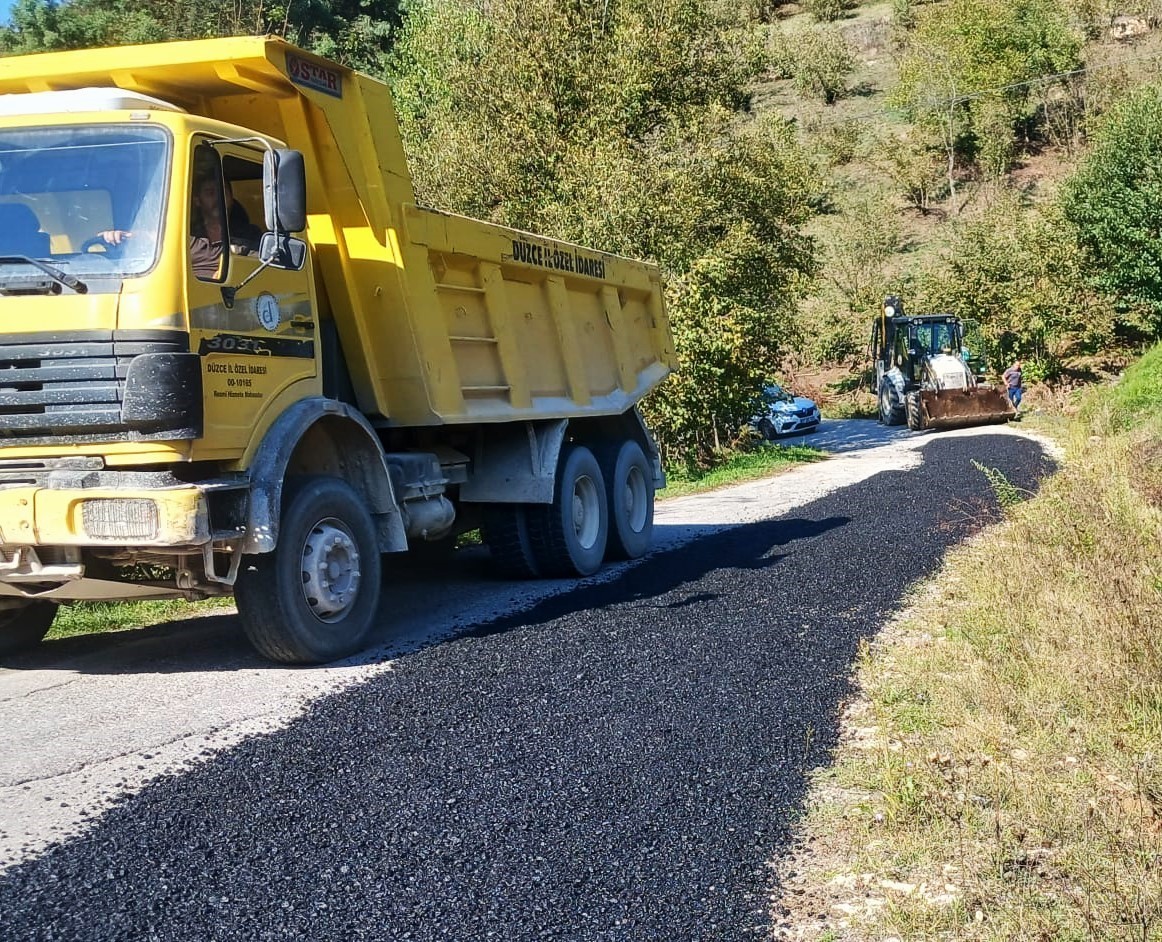 Asfalt serme çalışmaları sürüyor