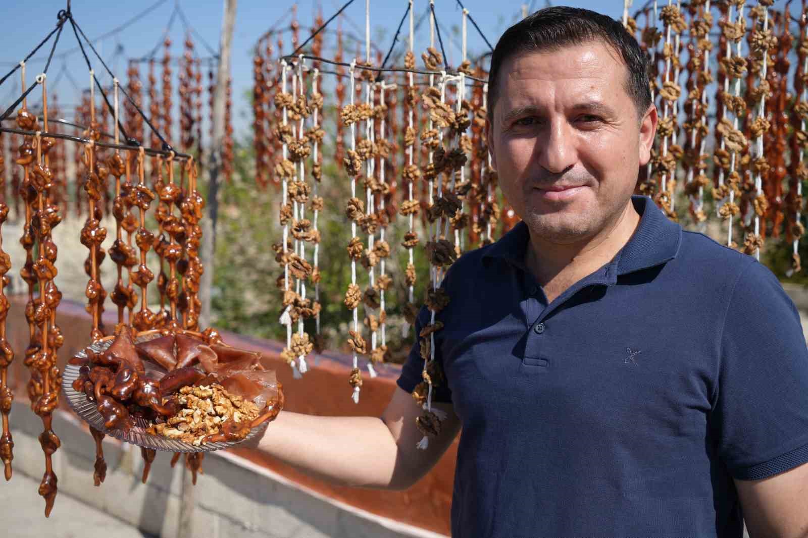 Kilis’te kışın vazgeçilmez lezzeti cevizli sucuk mesaisi başladı