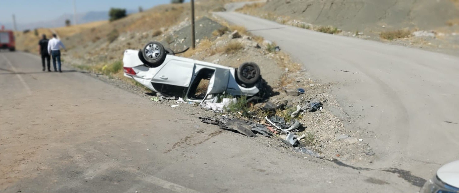 Şırnak’ta kavşakta dönüşü alamayan iki araç çarpıştı: 3 yaralı