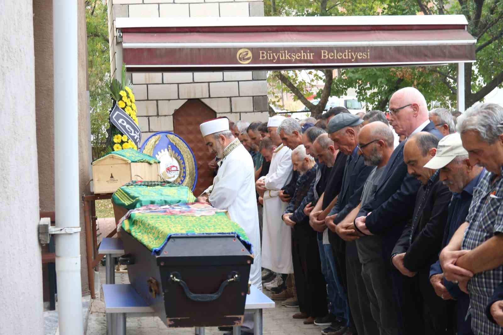 Trafik kazasında hayatını kaybeden 3 aile ferdi son yolculuklarına uğurlandı