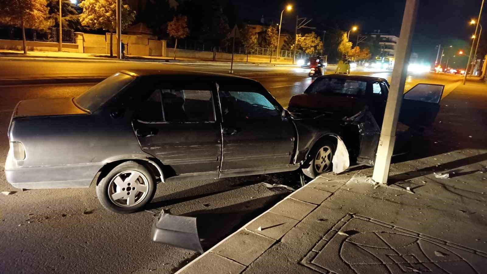 Kaza yapan alkollü sürücü aracını ve arkadaşlarını bırakıp kaçtı
