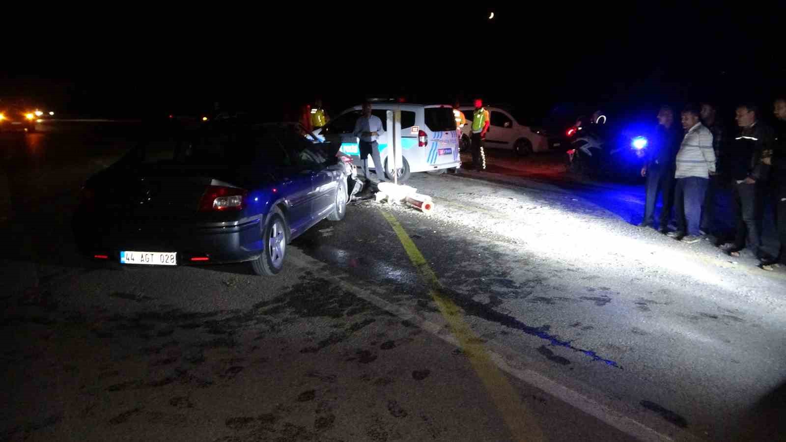 Malatya&rsquo;da iki otomobil kafa kafaya &ccedil;arpıştı: 1&rsquo;i ağır 5 yaralı 