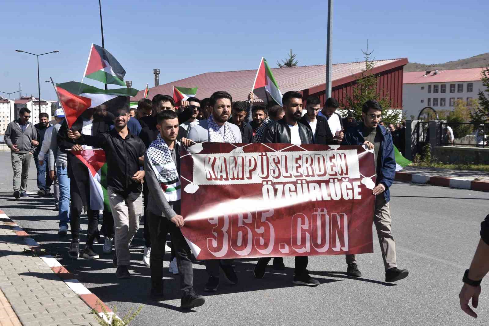 Bitlis’te üniversite öğrencileri İsrail saldırılarının yıldönümünde yürüyüş düzenledi