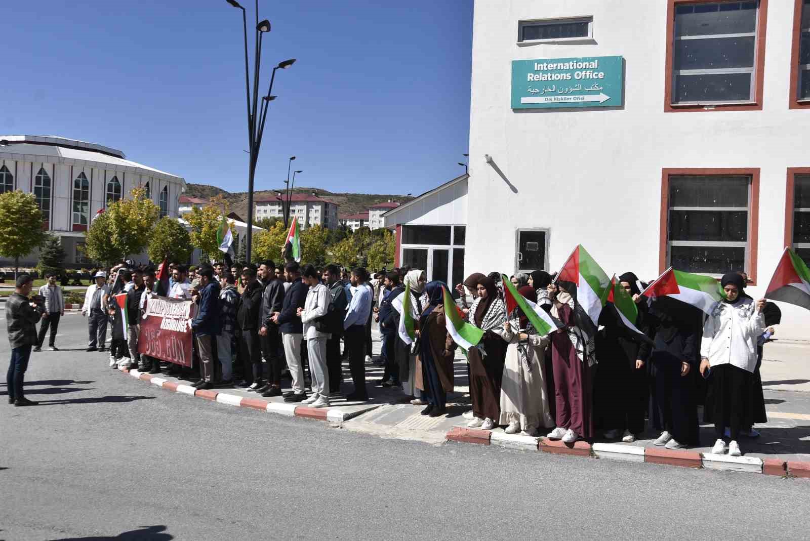 Bitlis&rsquo;te &uuml;niversite &ouml;ğrencileri İsrail saldırılarının yıld&ouml;n&uuml;m&uuml;nde y&uuml;r&uuml;y&uuml;ş d&uuml;zenledi
