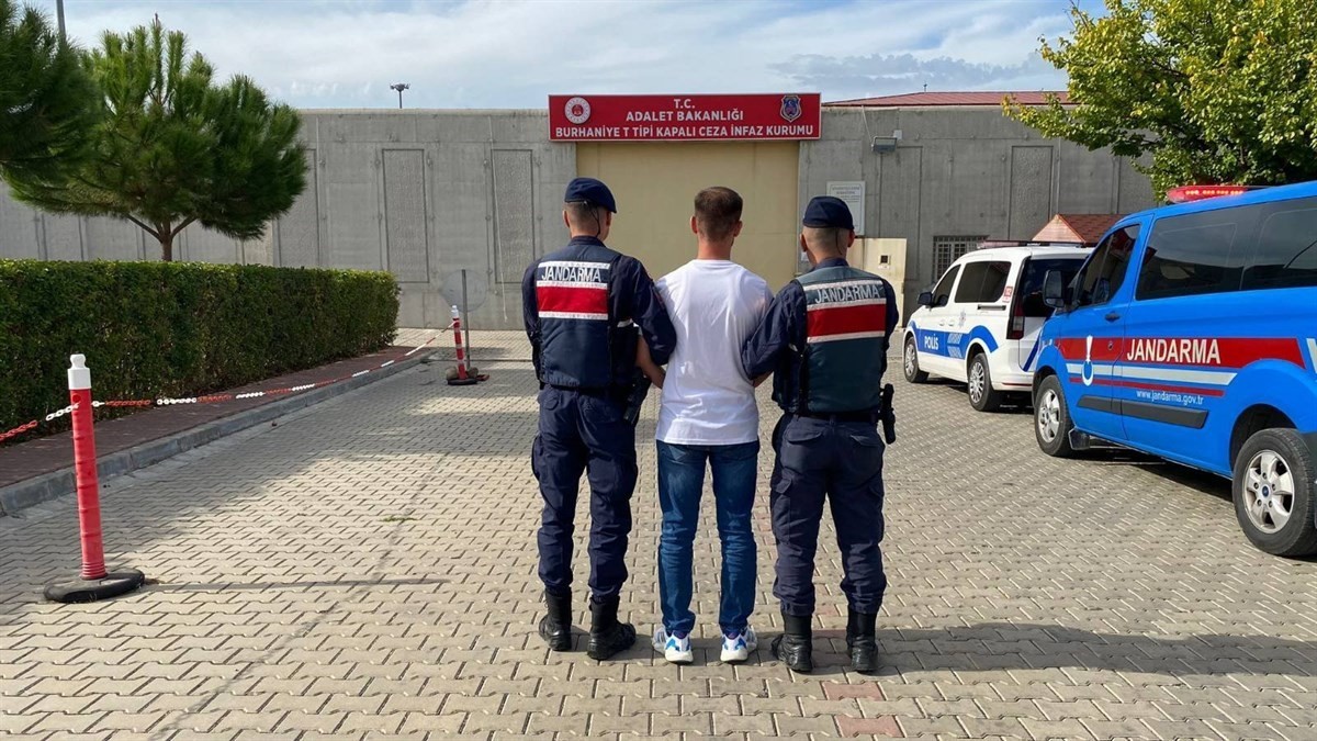 Firari h&uuml;k&uuml;ml&uuml;ler jandarmadan ka&ccedil;amadı
