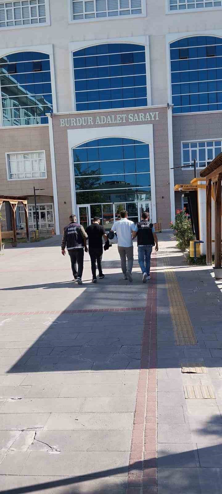 Burdur&rsquo;da durdurulan ara&ccedil;ta uyuşturucu madde &ccedil;ıktı, 2 ş&uuml;pheli tutuklandı
