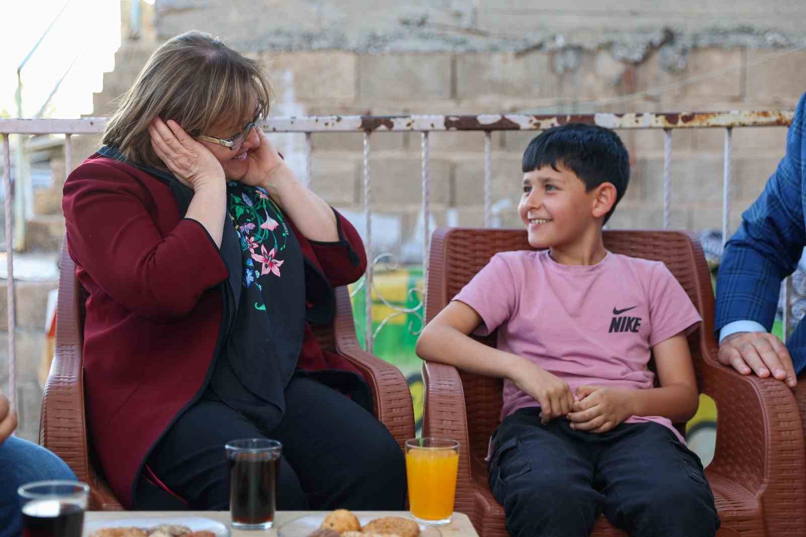 Başkan Şahin, doğuştan kulağı olmayan Sabri’nin hayallerine dokundu
