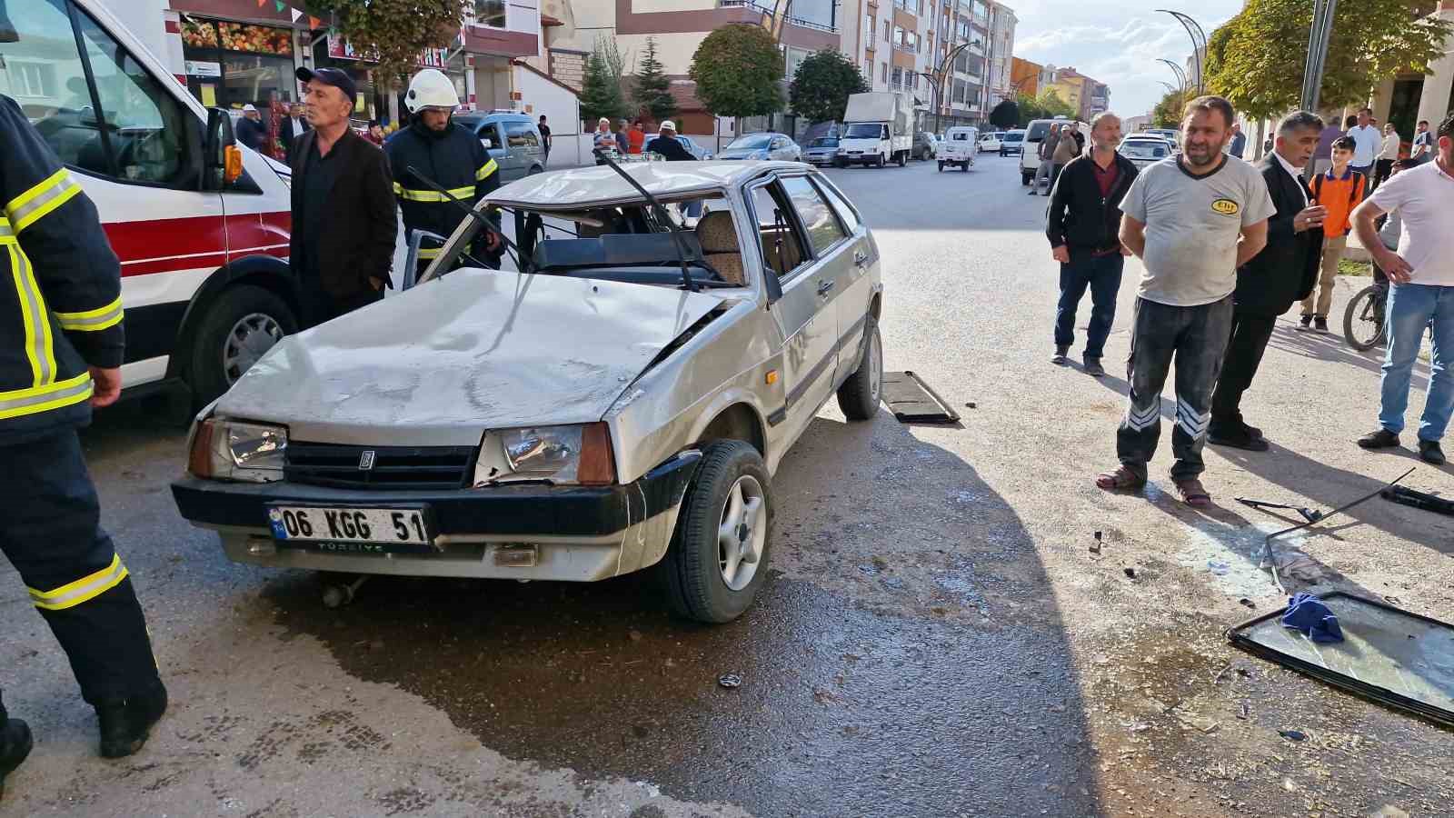Kaldırıma &ccedil;arpan otomobil takla attı: 2 yaralı
