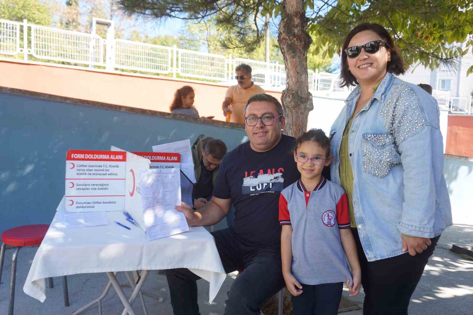 Kan bağış&ccedil;ısı getiren &ouml;ğrenciye madalya veriliyor
