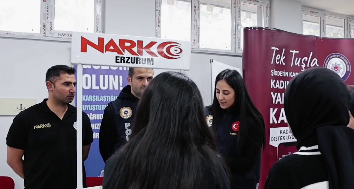 Polisten gen&ccedil;lere bilgilendirme

