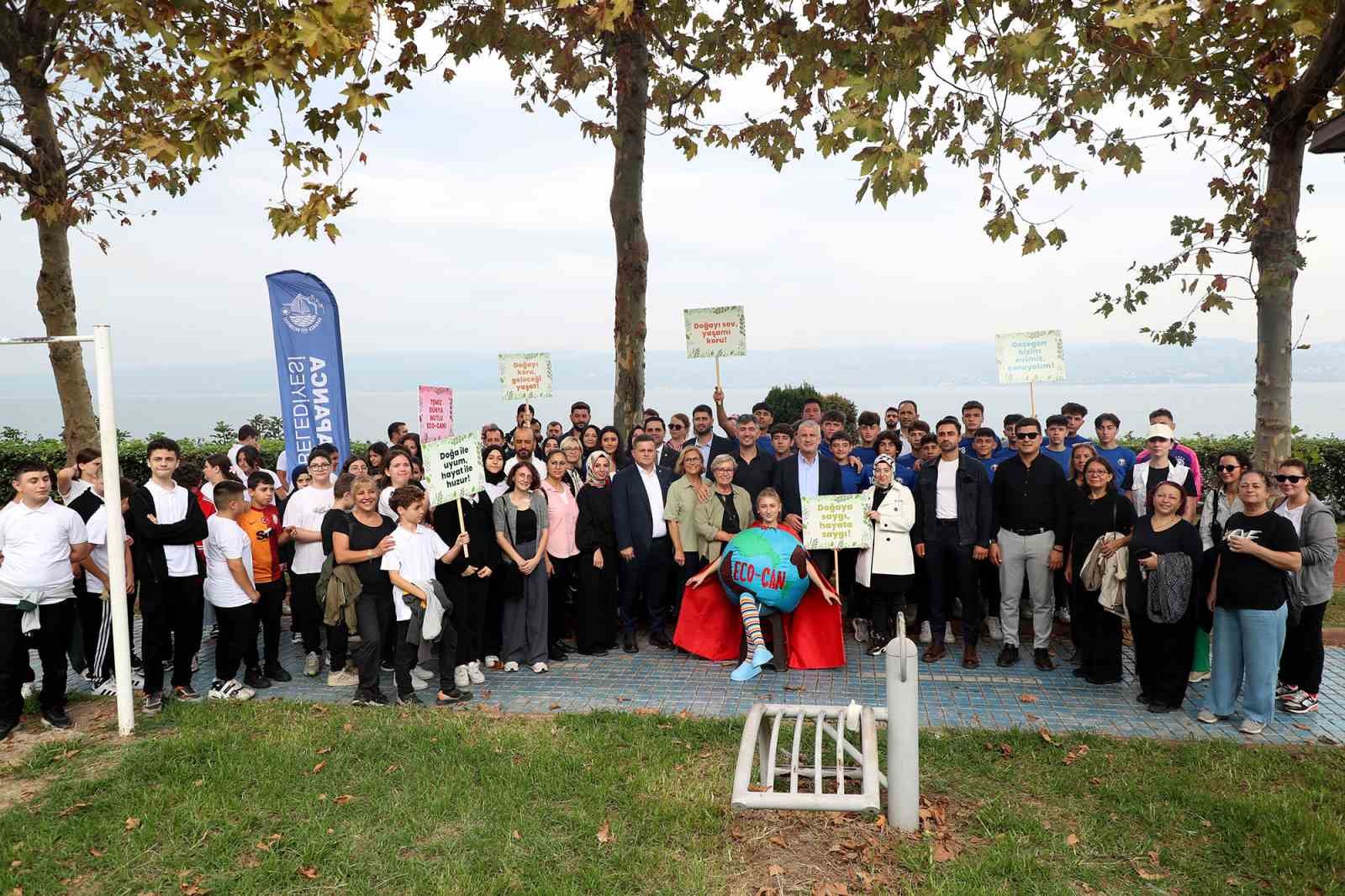 Ellerinde &ccedil;&ouml;p ve pankartlarla Sapanca G&ouml;l&uuml;&rsquo;nden &ccedil;ağrı yaptılar: &ldquo;Doğanın varlığı t&uuml;m canlılar i&ccedil;in elzemdir&rdquo;
