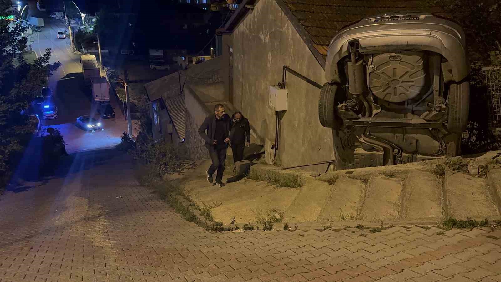 El freni &ccedil;ekilmeyen otomobil gecekonduya &ccedil;arptı
