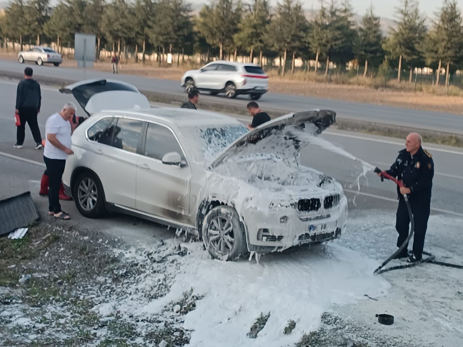 Ankara’da lüks otomobil yandı