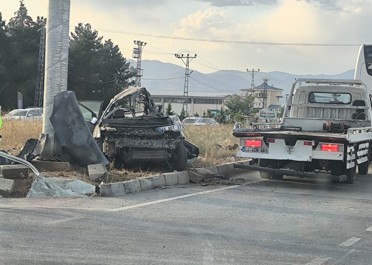 Malatya’da yolcu otobüsü ile otomobil çarpıştı: 1 ölü, 1 yaralı