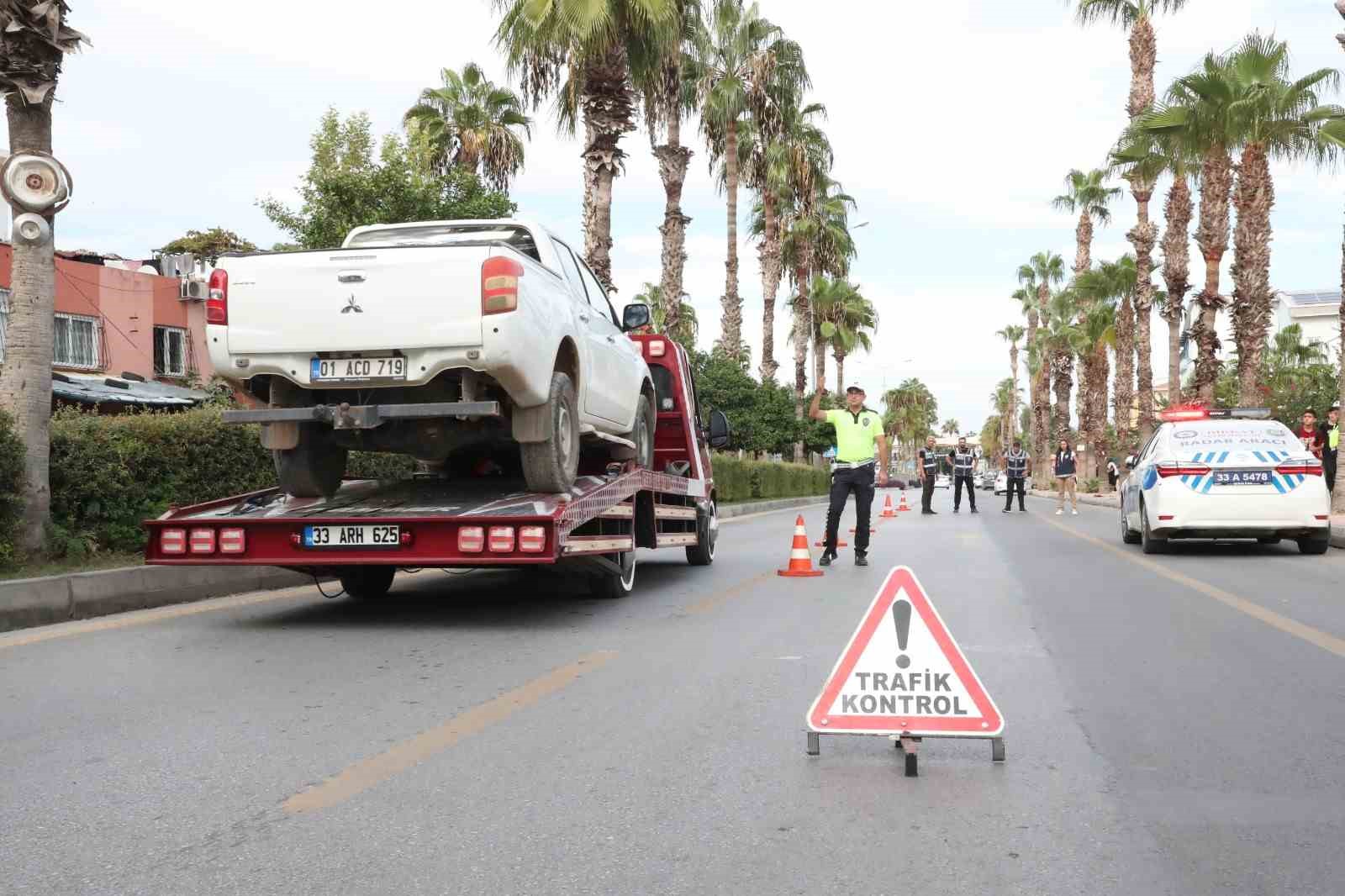 Mersin polisi okul önlerinde ’kuş uçurtmuyor’
