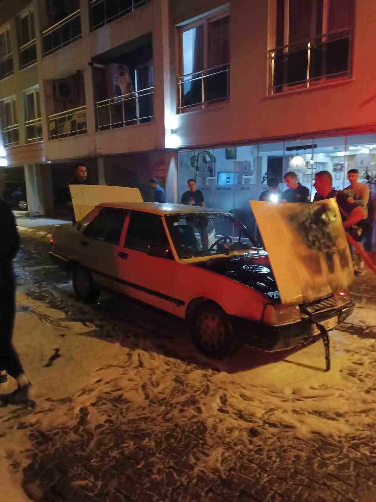 Seyir halindeki otomobil alev aldı
