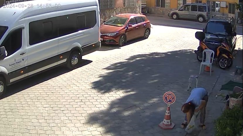 G&ouml;z&uuml;ne kestirdiği &ccedil;i&ccedil;eği k&ouml;kleriyle g&ouml;t&uuml;rd&uuml;
