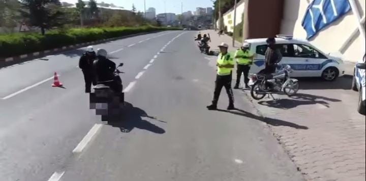 Kural ihlali yapan motosiklet s&uuml;r&uuml;c&uuml;lerine ceza kesildi
