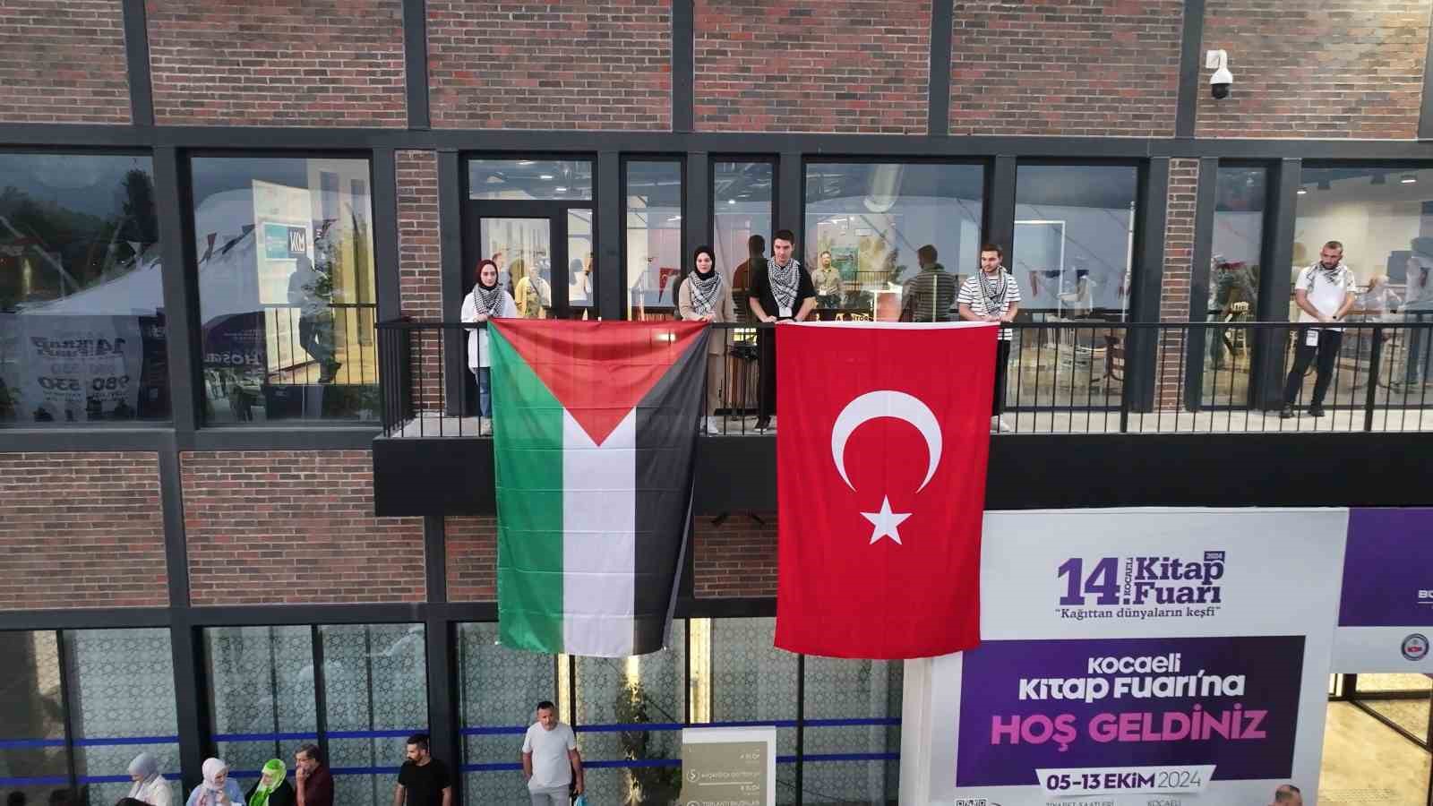 Bir anda ortaya çıkıp, Filistin için dans ettiler