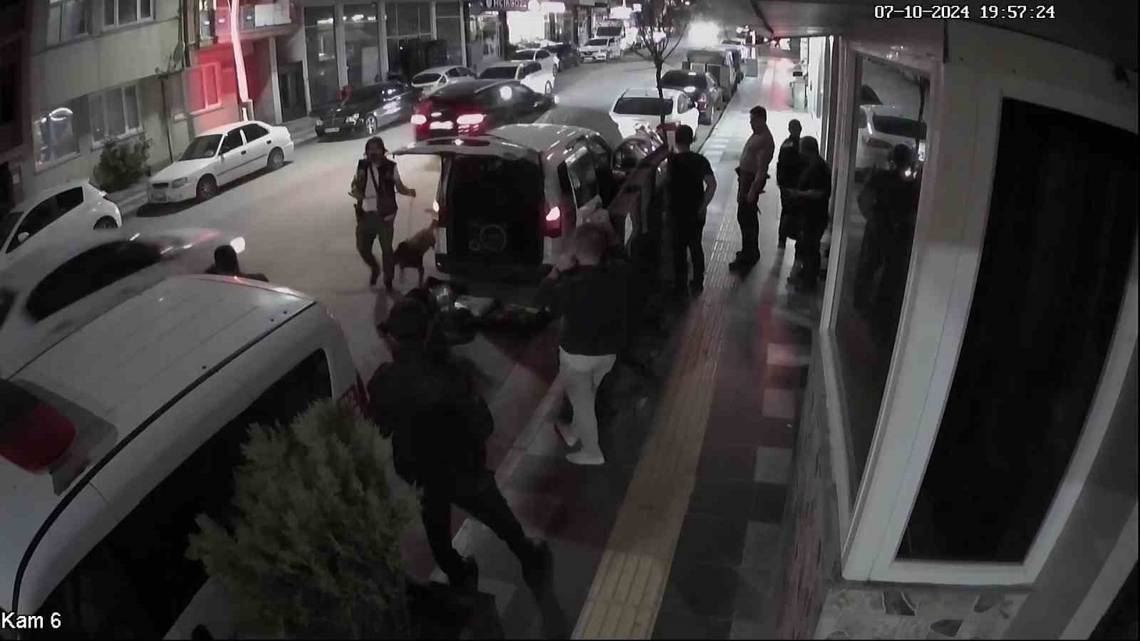 Şüphe üzerine durdurulan araçtan uyuşturucu madde ve makaron çıktı