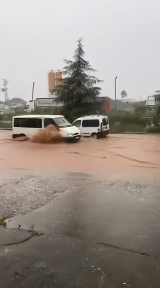 Şiddetli yağışlar Artvin’in Hopa ve Arhavi ilçelerinde etkili oluyor
